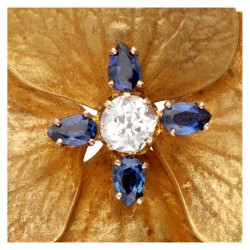 14 kt. Geelgouden vintage bloemvormige broche bezet met ca. 0.60 ct. diamant en natuurlijke saffier.