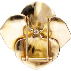 14 kt. Geelgouden vintage bloemvormige broche bezet met ca. 0.60 ct. diamant en natuurlijke saffier.