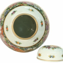 Een porseleinen dekselvaas met bloemendecor. Tsjecho-Slowakije, 20e eeuw.