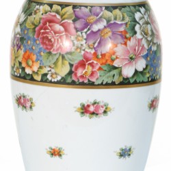 Een porseleinen dekselvaas met bloemendecor. Tsjecho-Slowakije, 20e eeuw.