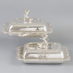 2-delige set "a double usage" dekschalen (Londen, Edward Barton 1823) zilver.