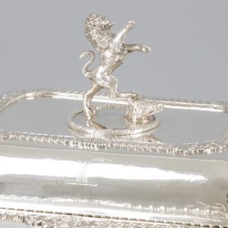 2-delige set "a double usage" dekschalen (Londen, Edward Barton 1823) zilver.