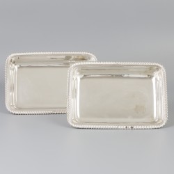 2-delige set "a double usage" dekschalen (Londen, Edward Barton 1823) zilver.