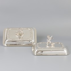 2-delige set "a double usage" dekschalen (Londen, Edward Barton 1823) zilver.