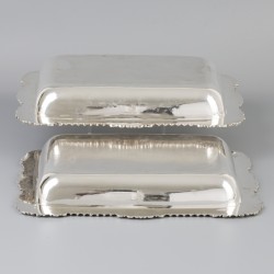 2-delige set "a double usage" dekschalen (Londen, Edward Barton 1823) zilver.