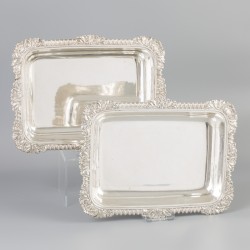 2-delige set "a double usage" dekschalen (Londen, Edward Barton 1823) zilver.