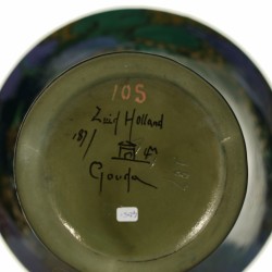 Een aardewerk vaas met floraal decor. Plateelbakkerij Zuid-Holland (PZH), 1e helft 20e eeuw.