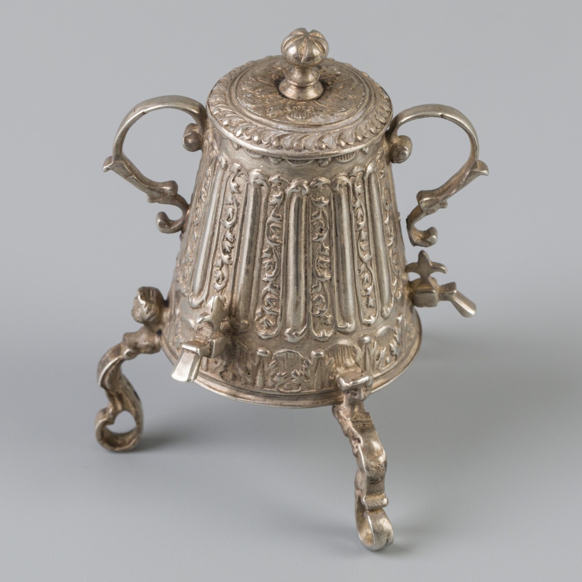 Miniatuur kraantjeskan (Amsterdam, Arnoldus van Geffen 1728-1769) zilver.