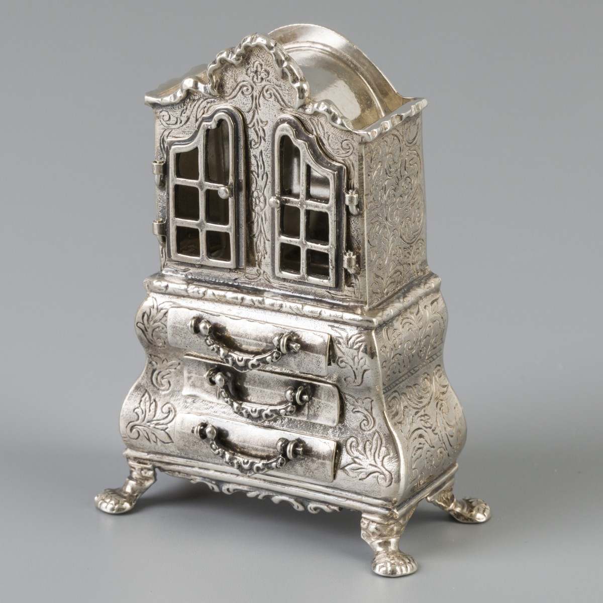 Miniatuur pronkkabinet zilver.