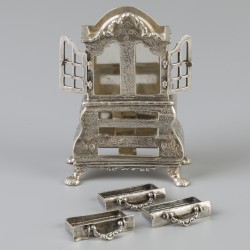 Miniatuur pronkkabinet zilver.