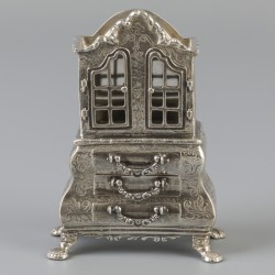 Miniatuur pronkkabinet zilver.