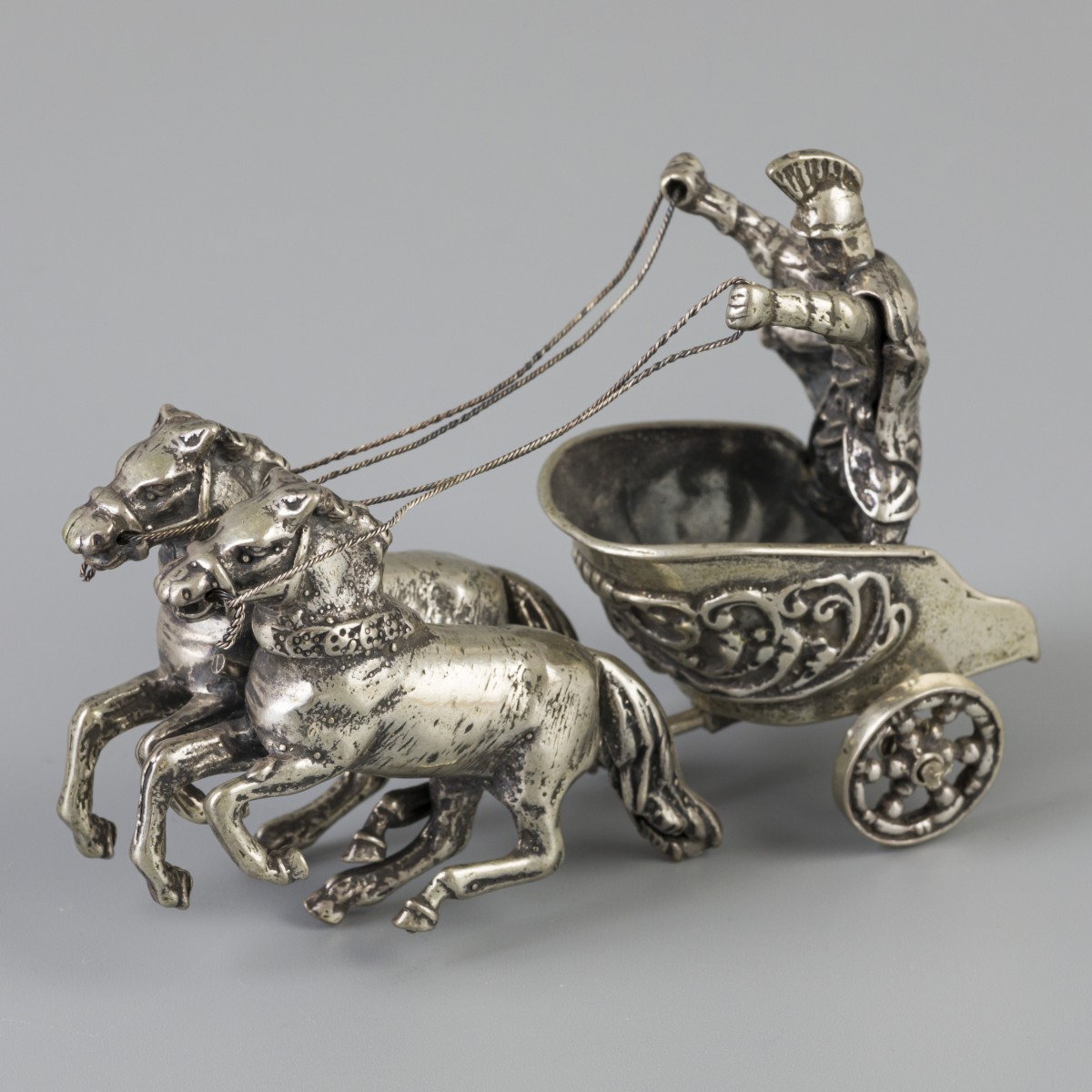 Miniatuur Romeinse strijdkar (biga) met ridder zilver.