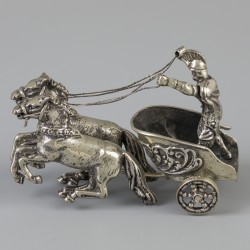 Miniatuur Romeinse strijdkar (biga) met ridder zilver.