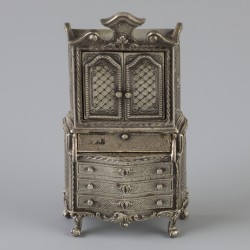 Miniatuur pronkkabinet zilver.