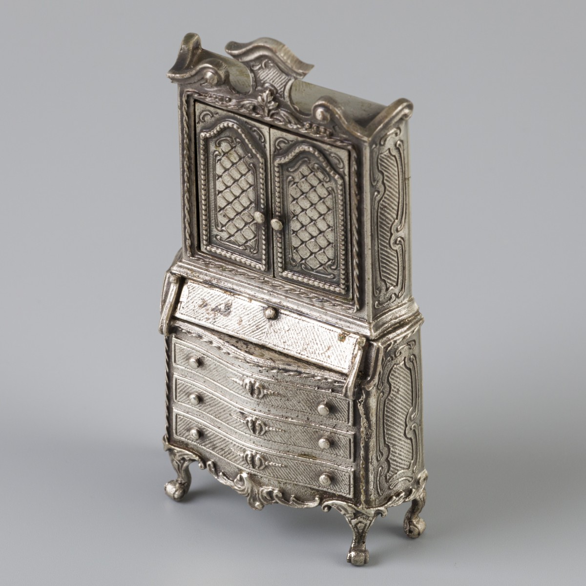 Miniatuur pronkkabinet zilver.