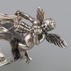 Miniatuur tweespan met putti op strijdwagen zilver.