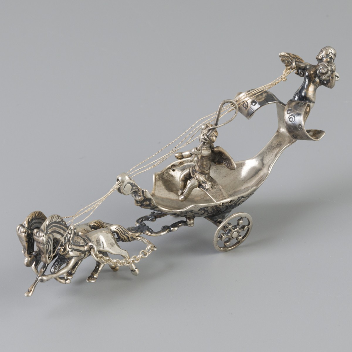 Miniatuur tweespan met putti op strijdwagen zilver.
