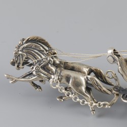 Miniatuur tweespan met putti op strijdwagen zilver.