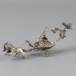 Miniatuur tweespan met putti op strijdwagen zilver.