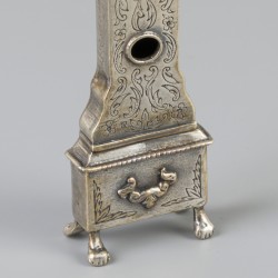 Miniatuur staand horloge zilver.