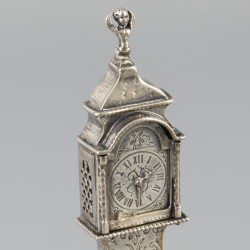 Miniatuur staand horloge zilver.