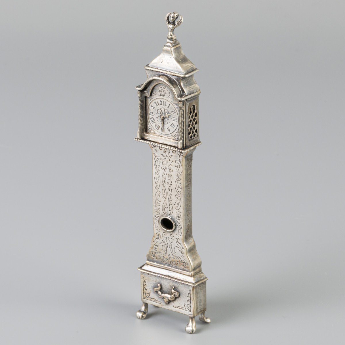 Miniatuur staand horloge zilver.