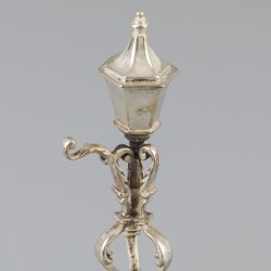 Miniatuur straatlantaarn zilver.