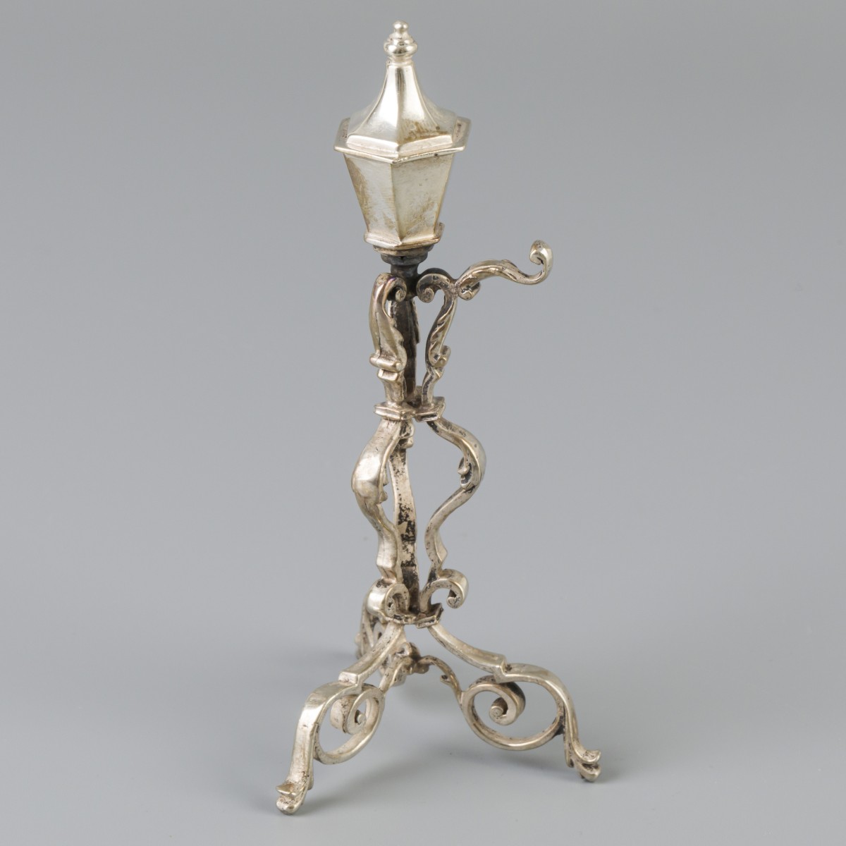 Miniatuur straatlantaarn zilver.