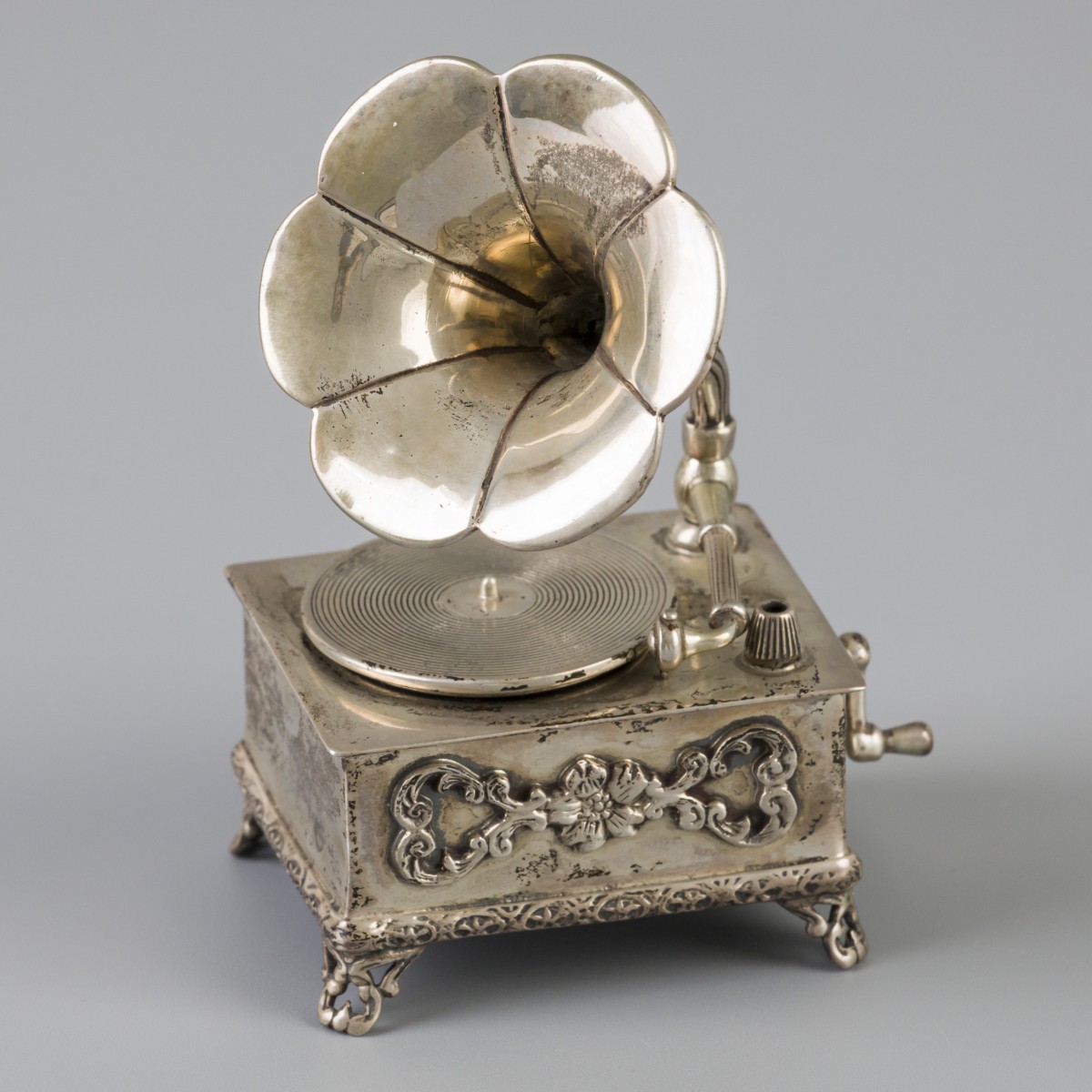 Miniatuur grammofoon zilver.
