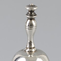 Miniatuur tafelbel (Amsterdam, Johannes A. van Geffen 1766-1798) zilver.