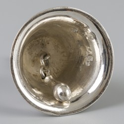 Miniatuur tafelbel (Amsterdam, Johannes A. van Geffen 1766-1798) zilver.