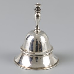 Miniatuur tafelbel (Amsterdam, Johannes A. van Geffen 1766-1798) zilver.