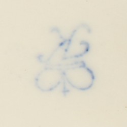 Een stel porseleinen figuren van een wijnboer en boerin. Volkstedt, Duitsland. Midden 20e eeuw.