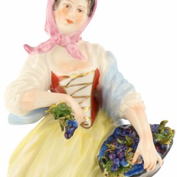 Een stel porseleinen figuren van een wijnboer en boerin. Volkstedt, Duitsland. Midden 20e eeuw.