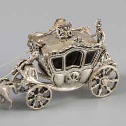 Miniatuur koninklijke koets met paarden zilver.
