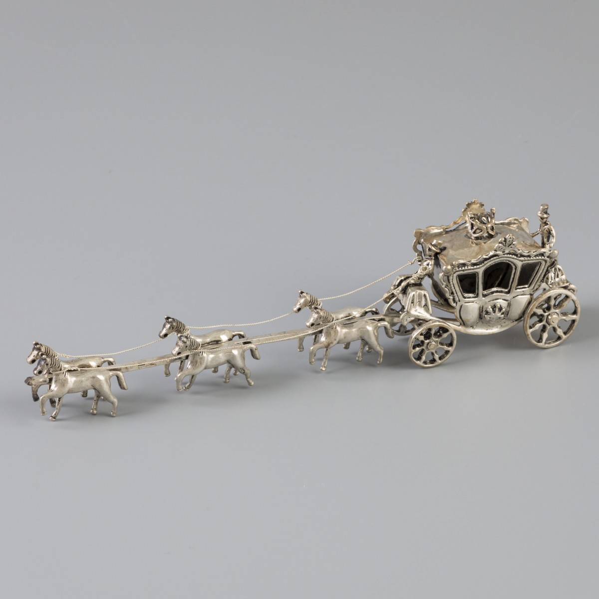 Miniatuur koninklijke koets met paarden zilver.