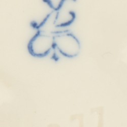 Een stel porseleinen figuren van een wijnboer en boerin. Volkstedt, Duitsland. Midden 20e eeuw.