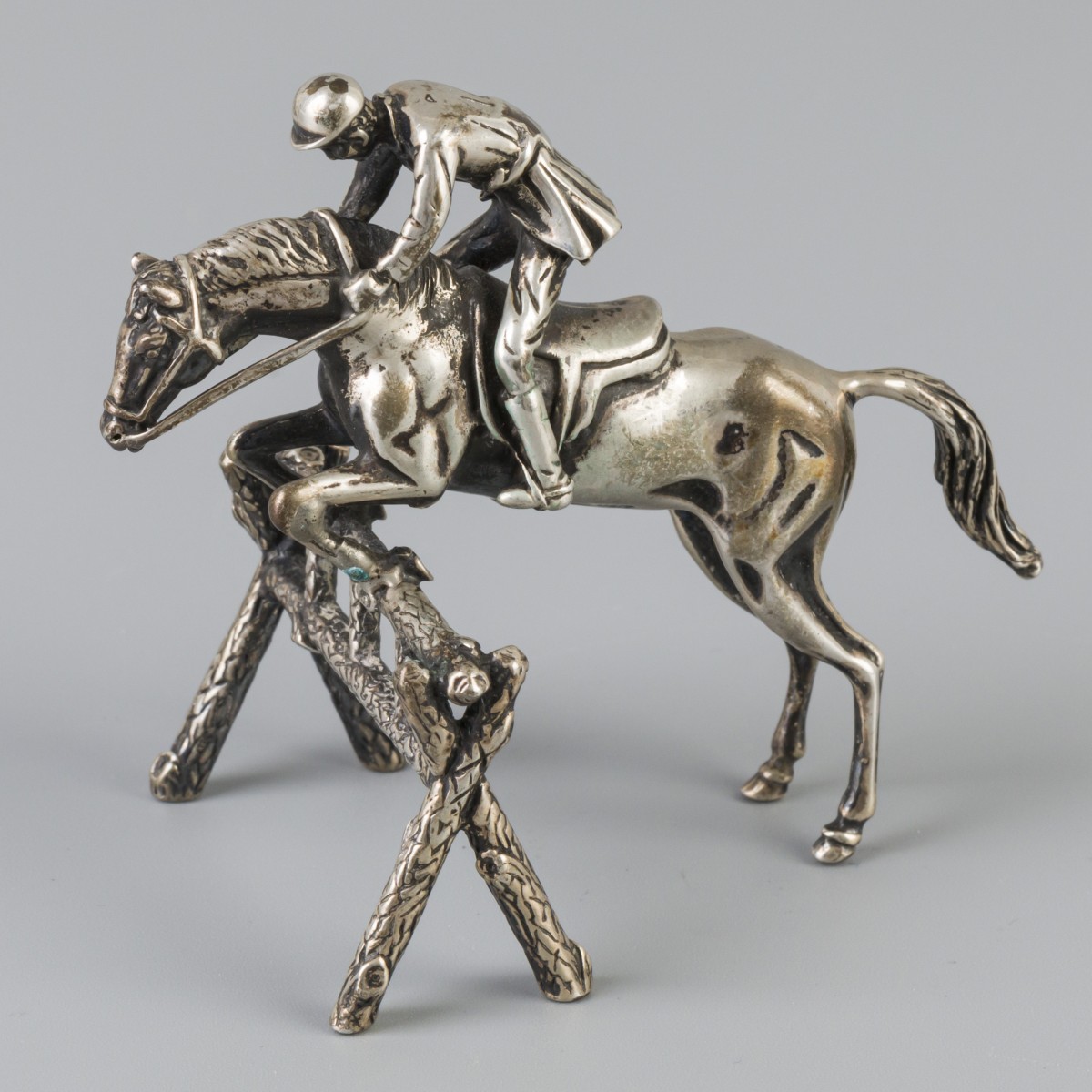 Ruiter met springpaard zilver.