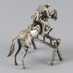 Ruiter met springpaard zilver.