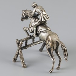 Ruiter met springpaard zilver.