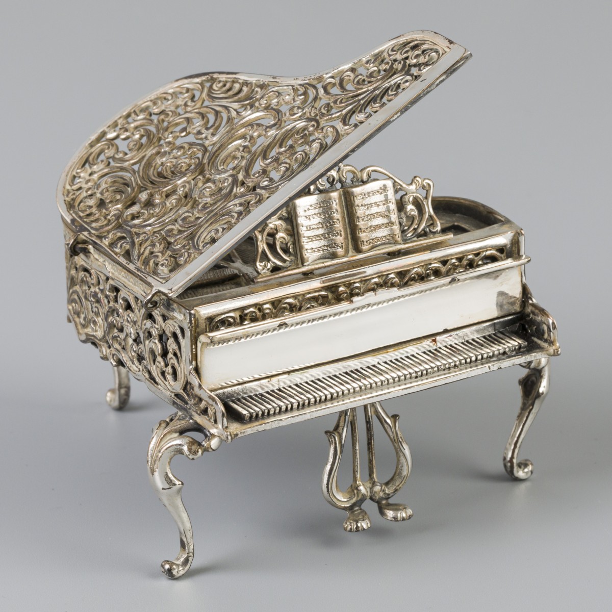 Miniatuur vleugelpiano / speeldoos zilver.