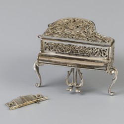 Miniatuur vleugelpiano / speeldoos zilver.