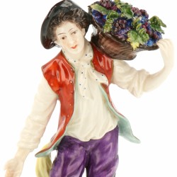 Een stel porseleinen figuren van een wijnboer en boerin. Volkstedt, Duitsland. Midden 20e eeuw.