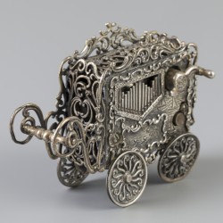 Straatorgel miniatuur met speeldoos zilver.