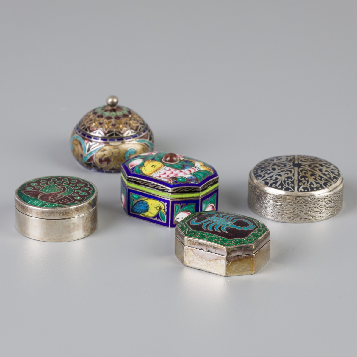 5-delig lot pillendoosjes zilver.