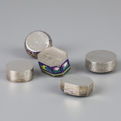 5-delig lot pillendoosjes zilver.