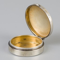 Pillendoosje met guilloche emaille (Londen, Henry Williamson Ltd 1923) zilver.