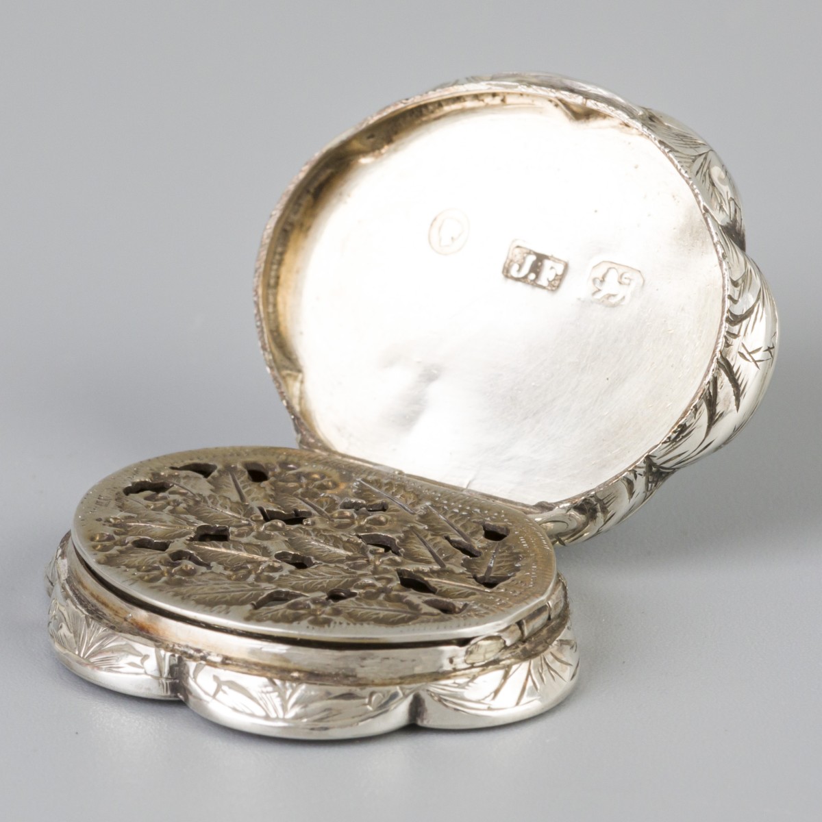 Vinaigrette-doosje met malachiet (Birmingham, Verenigd Koninkrijk, James Fenton & Co 1858) zilver.