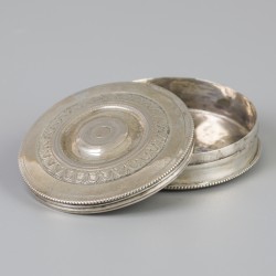 Pepermuntdoosje (Schoonhoven, Willem van Vlierden 1828) zilver.