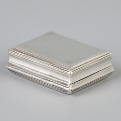 Snuifdoosje met lepeltje zilver.